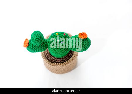 coussin en forme de cactus dans un pot, crocheté, sur fond blanc Banque D'Images