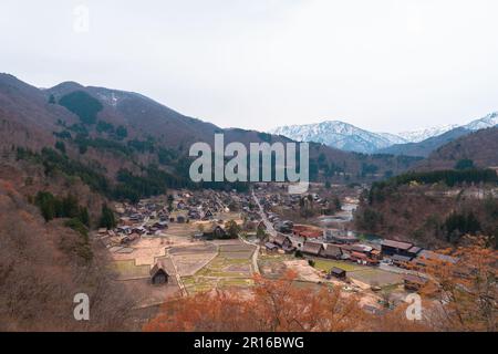 SHIRAKAWA, JAPON - 5 AVRIL 2023 : vue aérienne du village de Shirakawa-Go au printemps Banque D'Images