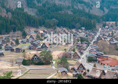 SHIRAKAWA, JAPON - 5 AVRIL 2023 : vue aérienne du village de Shirakawa-Go au printemps Banque D'Images