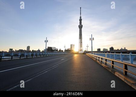 Lever du soleil sur le pont Kototoi et Tokyo Sky Tree Banque D'Images