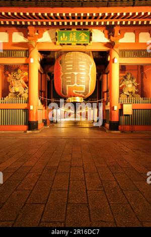 Porte du temple Sensoji tard dans la nuit Banque D'Images