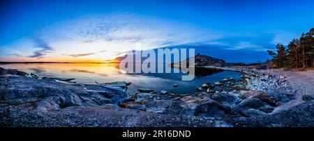 Aube sur l'île Ryssklobben, Inkoo, Finlande Banque D'Images