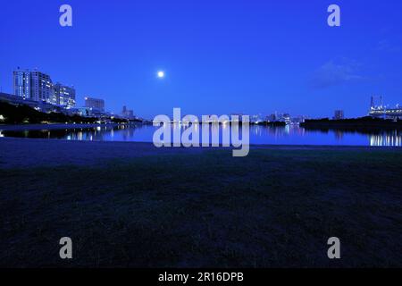 Pleine lune et paysage d'Odaiba avant l'aube Banque D'Images