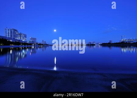 Pleine lune et paysage d'Odaiba avant l'aube Banque D'Images