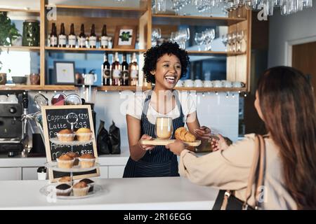 Femme heureuse, barista et client au café pour le service, le paiement ou la commande au comptoir du café. Une personne africaine, une serveuse ou un employé dans Banque D'Images