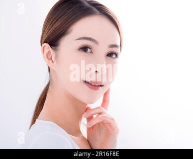 Belle jeune femme avec une peau propre et fraîche sur fond blanc Banque D'Images