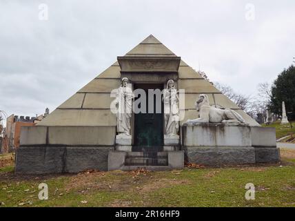 Le cimetière Green-Wood Cemetery est non seulement un cimetière pour les personnages influents, mais il a autrefois servi d'espace vert éminent à New York Banque D'Images