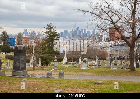 Le cimetière Green-Wood Cemetery est non seulement un cimetière pour les personnages influents, mais il a autrefois servi d'espace vert éminent à New York Banque D'Images