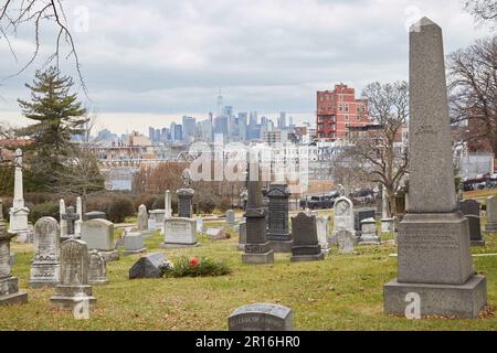 Le cimetière Green-Wood Cemetery est non seulement un cimetière pour les personnages influents, mais il a autrefois servi d'espace vert éminent à New York Banque D'Images