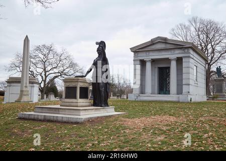 Le cimetière Green-Wood Cemetery est non seulement un cimetière pour les personnages influents, mais il a autrefois servi d'espace vert éminent à New York Banque D'Images