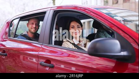 Groupe d'amis heureux de s'amuser dans la voiture Banque D'Images