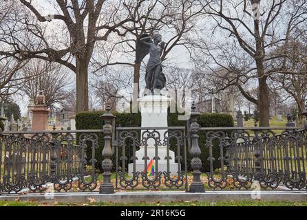 Le cimetière Green-Wood Cemetery est non seulement un cimetière pour les personnages influents, mais il a autrefois servi d'espace vert éminent à New York Banque D'Images