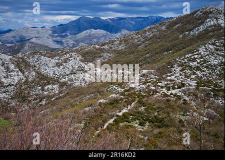 Groupe de personnes méconnaissables randonnée dans le paysage karstique des montagnes croates Banque D'Images