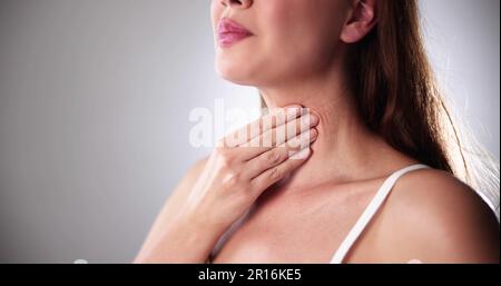 Maladie salivaire de la glande thyroïde. Femme avec mal de gorge Banque D'Images