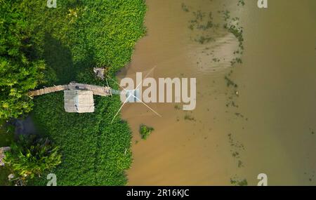 Vue aérienne de la ferme traditionnelle de poissons et de poissons de Phatthalung en Thaïlande Banque D'Images