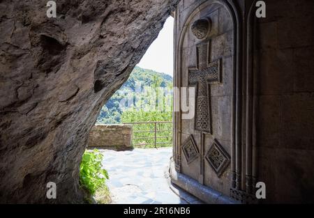 Monastère de Mghvimevi, une église troglodyte à Chiatura, en Géorgie Banque D'Images