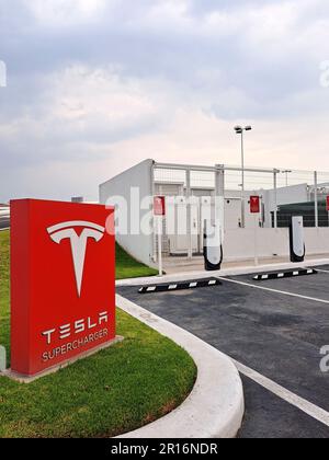 Mexique, Mexique - 05 mai 2023: La compagnie américaine de voiture électrique, Tesla commence à charger pour l'utilisation de ses chargeurs Supercharger au Mexique, après Banque D'Images