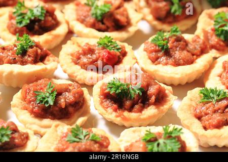 viande crue avec biscuits salés comme nourriture gastronomique Banque D'Images