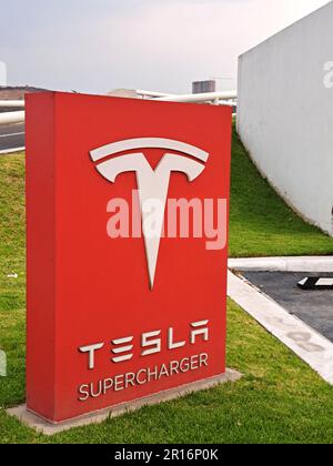 Mexique, Mexique - 05 mai 2023: La compagnie américaine de voiture électrique, Tesla commence à charger pour l'utilisation de ses chargeurs Supercharger au Mexique, après Banque D'Images