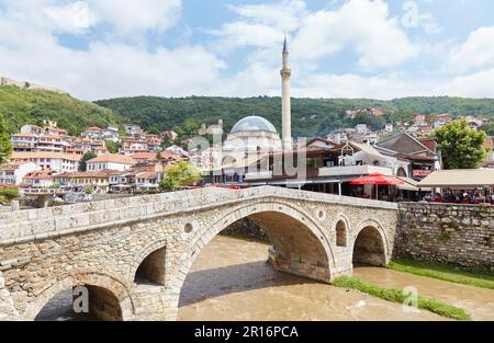 La ville historique bien préservée de Prizren, au Kosovo, connue pour ses mosquées ottomanes et ses églises anciennes Banque D'Images