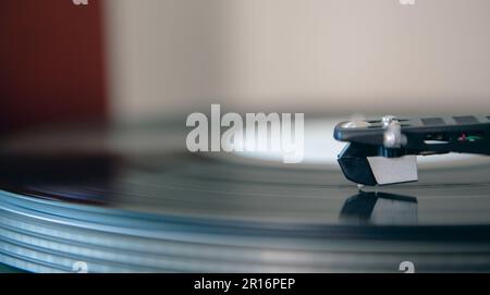 Lecteur de disques vinyle vintage en gros plan. Platine d'équipement audio rétro. Banque D'Images