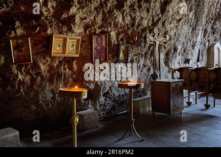 Monastère de Mghvimevi, une église troglodyte à Chiatura, en Géorgie Banque D'Images