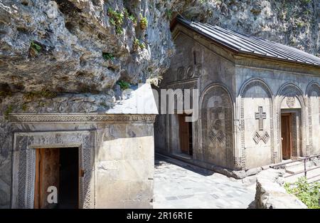 Monastère de Mghvimevi, une église troglodyte à Chiatura, en Géorgie Banque D'Images