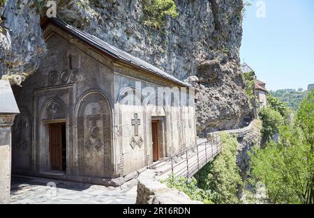 Monastère de Mghvimevi, une église troglodyte à Chiatura, en Géorgie Banque D'Images