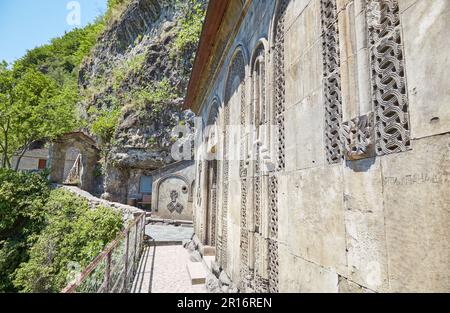 Monastère de Mghvimevi, une église troglodyte à Chiatura, en Géorgie Banque D'Images