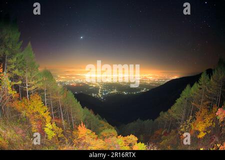 Vue de nuit dans la ville de Matsumoto et le ciel et les montagnes de Yatsugatake et Starry comme dans Mt. Fuji et feuillage d'automne dans la forêt Banque D'Images