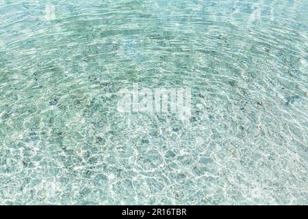 Eau de mer texture vagues rondes, surface de l'eau ondulée, anneaux concentriques de chutes de gouttes, transparent bleu clair mer vue de dessus, arrière d'aqua clair Banque D'Images
