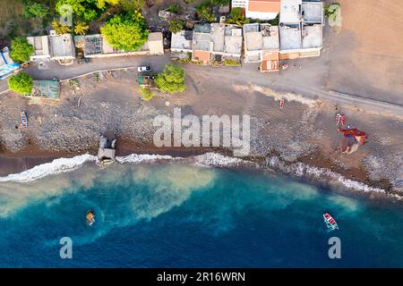 Bateaux colorés dans l'eau et sur la plage dans le petit village de Tarrafal, Santo Antao, Cabo Verde, Afrique Banque D'Images