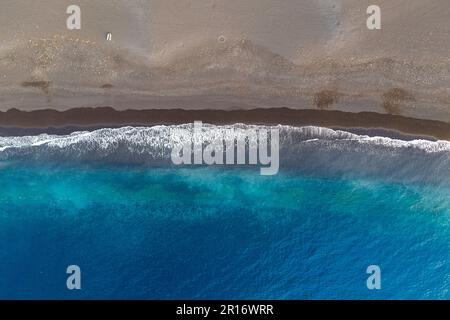 Vue aérienne de la plage de sable noir près de Tarrafal de Monte Trigo sur Santo Antao, Cabo verde, Afrique Banque D'Images