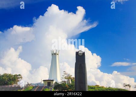 Thunderhead et la Tour de l'horloge et la Tour de la Chapelle commémorative de la paix d'Okinawa Banque D'Images