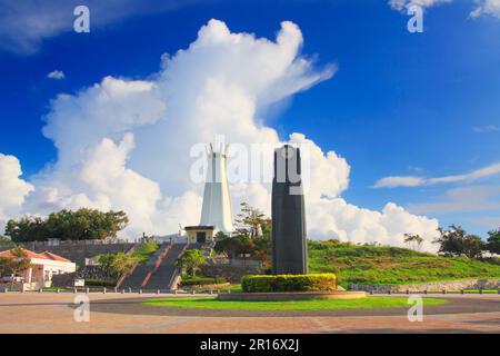 Thunderhead et la Tour de l'horloge et la Tour de la Chapelle commémorative de la paix d'Okinawa Banque D'Images