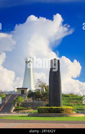 Thunderhead et la Tour de l'horloge et la Tour de la Chapelle commémorative de la paix d'Okinawa Banque D'Images