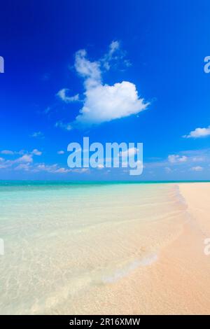 Des petites vagues qui s'envolent jusqu'à Hatenohama Beach et des nuages fleuris Banque D'Images