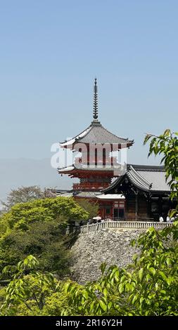 Le temple majestueux de Kiyomizu-dera Sanjunoto sur une colline entourée de verdure luxuriante Banque D'Images