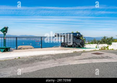 GIBRALTAR, Royaume-Uni - 12 MARS 2023 : ancienne batterie de canon historique sur le rocher supérieur. La batterie de la reine Charlotte est une batterie d'artillerie de 1727 en Grande-Bretagne Banque D'Images