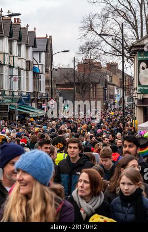 Des foules de gens remplissent la rue à la foire d'hiver de Mill Road, Cambridge, Royaume-Uni. Banque D'Images