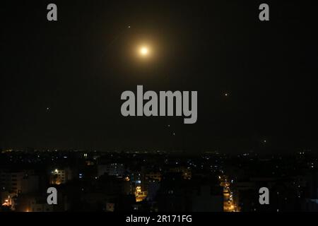 Gaza, bande de Gaza, Palestine. 11th mai 2023. Les organisations palestiniennes ont déclenché des missiles sur Israël et le Dôme de fer les affronte dans le ciel de la ville de Gaza. (Credit image: © Samar Abu Elof/ZUMA Press Wire) USAGE ÉDITORIAL SEULEMENT! Non destiné À un usage commercial ! Banque D'Images