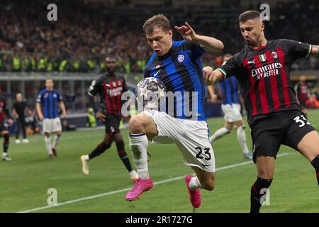 Milan, Italie. 10th mai 2023. Italie, Milan, mai 10 2023: Nicolo? Barella (FC Inter milieu de terrain) contrôle du ballon dans la première moitié pendant le match de football AC MILAN vs FC INTER, SF 1st LEG UCL 2022-2023 San Siro Stadium (Credit image: © Fabrizio Andrea Bertani/Pacific Press via ZUMA Press Wire) USAGE ÉDITORIAL SEULEMENT! Non destiné À un usage commercial ! Banque D'Images