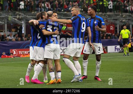 Milan, Italie. 10th mai 2023. Italie, Milan, mai 10 2023: Henrikh Mkhitaryan (FC Inter milieu de terrain) marque et célèbre le but 2-0 à 11' pendant le match de football AC MILAN vs FC INTER, SF 1st LEG UCL 2022-2023 San Siro Stadium (Credit image: © Fabrizio Andrea Bertani/Pacific Press via ZUMA Press Wire) USAGE ÉDITORIAL SEULEMENT! Non destiné À un usage commercial ! Banque D'Images