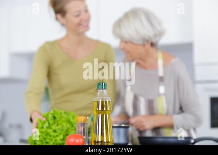 photo de deux femmes cuisant Banque D'Images
