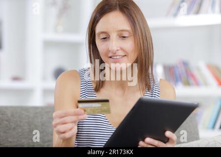 Woman shopping online with credit card Banque D'Images