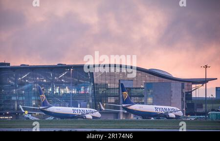 Aéroport de Cork, Cork, Irlande. 12th mai 2023. Deux Boeing 737 de Ryanair garés sur stand avant l'aube à l'aéroport de Cork, Cork, Irlande.- Credit; David Creedon / Alay Live News Banque D'Images