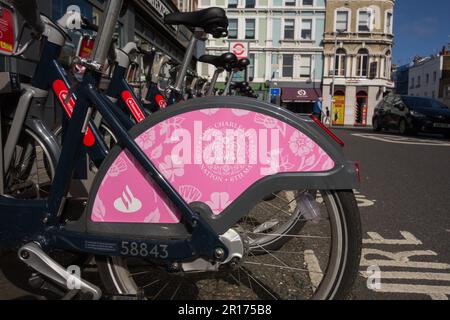 King Charles 111 Royal Coronation marquages sur un vélo de location Santander à Londres, Angleterre, Royaume-Uni Banque D'Images