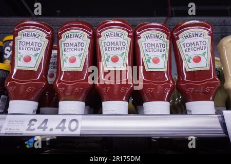 Une rangée de bouteilles de ketchup en plastique Heinz Tomato sur une étagère de supermarché Banque D'Images