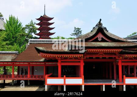 Site du patrimoine mondial les trois endroits les plus pittoresques du Japon vue de cinq pagode étagée du sanctuaire Miyajima Itsukushima en été Banque D'Images