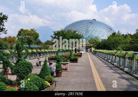 Tottorihanakairou, Flower Dome, vue depuis la porte d'entrée ouest du parc Banque D'Images